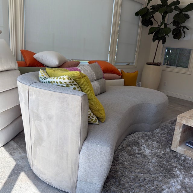 Contemporary Curved Sectional Sofa with Oversized Chaise – Light Gray Elegant contemporary sectional sofa featuring a...