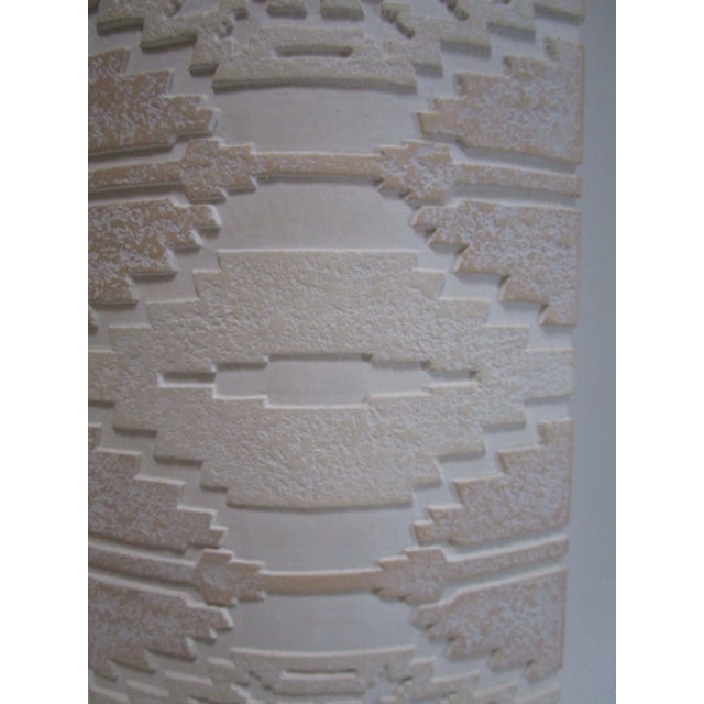 1960s Mid-Century Modern Stone Pillar Incised Column Table Lamp on Circular Base For Sale In Los Angeles - Image 6 of 12