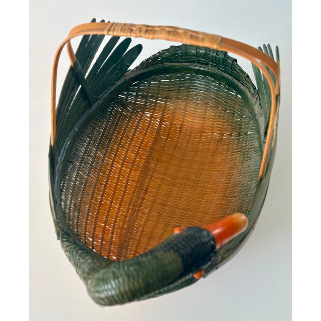 Vintage Chinese Green Folk Art Swan Hand-Woven Wicker Basket With Bamboo Handle For Sale In Palm Springs - Image 6 of 13