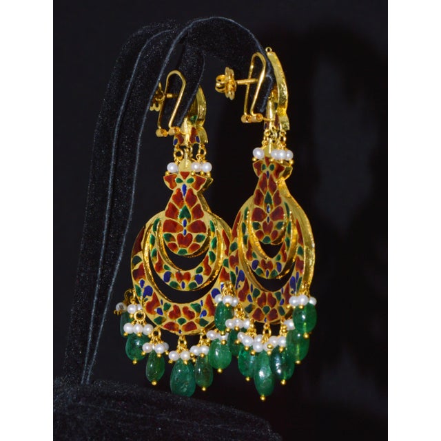 Late 20th Century Estate Natural 8.30ct Polki Diamond & 28.30ct Emerald 22k & 18k Gold Chandelier Earrings, Pair For Sale - Image 5 of 13