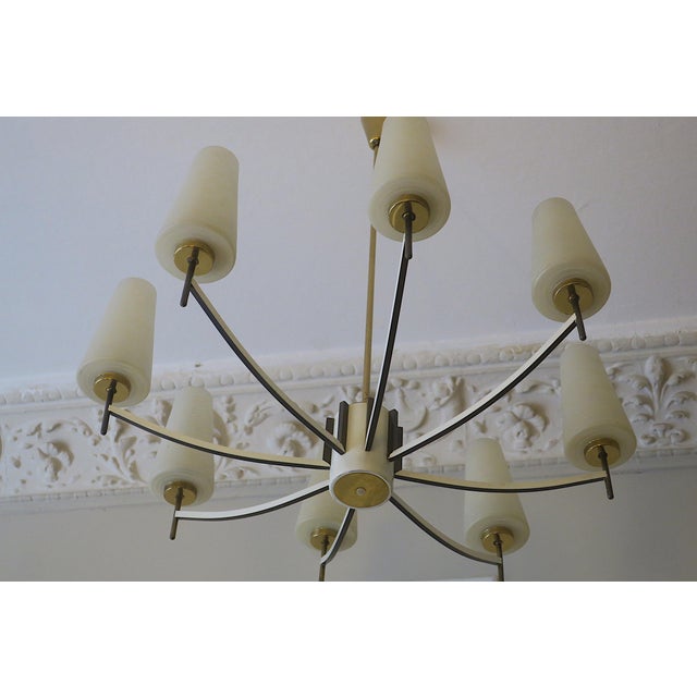 Fine quality white lacquered Italian chandelier in brass, white metal, black metal and art glass, 1970s. Up to 250V...