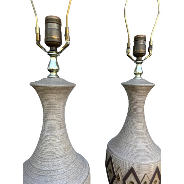 Vintage Mid Century Modern Chalkware Lamp Pair — Neutral Ribbed Texture For Sale - Image 6 of 11