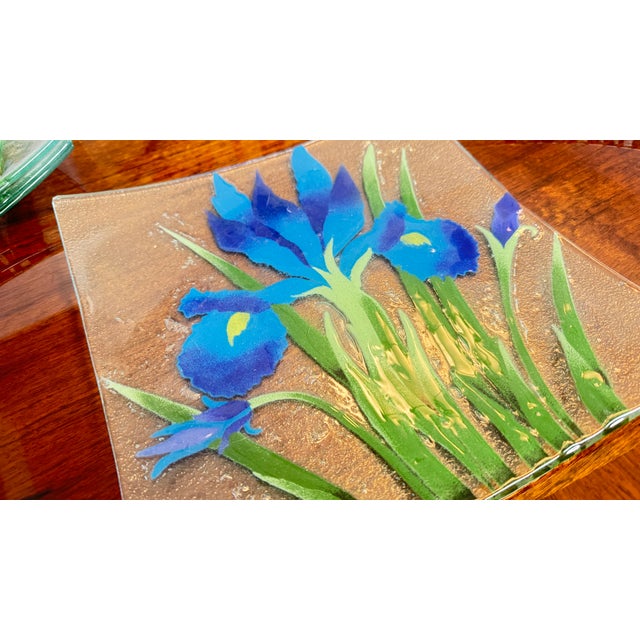 1970s Floral Iris Art Glass Dinner Plates, Signed Wm McGrath, 9 Piece For Sale - Image 14 of 14