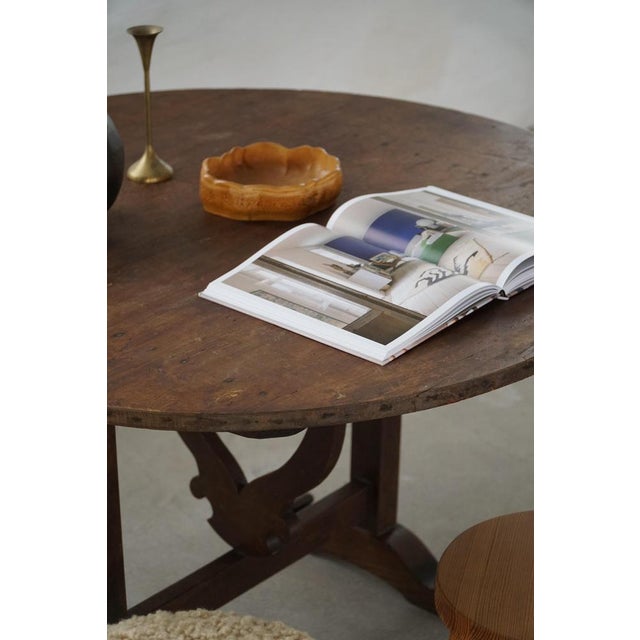 French Round Vigneron Tilt-Top Table in Oak with Carved Details, 19th Century For Sale - Image 4 of 18