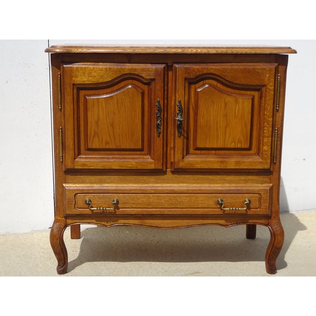 Small cabinet with a swiveling top, ideal for a tv or pc screen. made entirely of oak and light oak veneer. scalloped top...