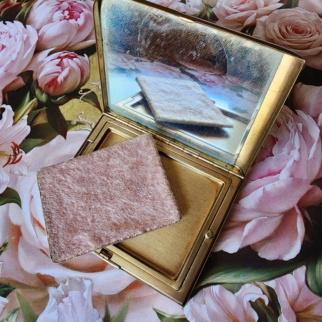 Vintage 1940s Elgin American Brass Compact Mirror Powder Case With Puff & Card For Sale - Image 4 of 13