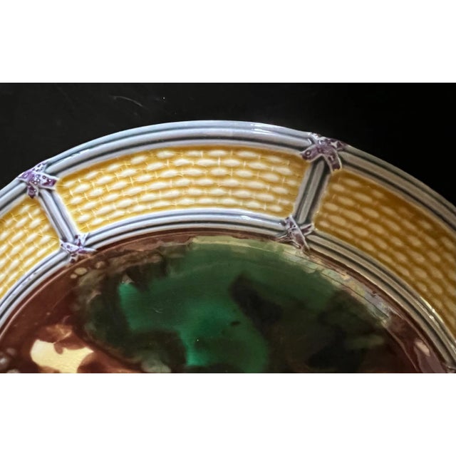 Art Nouveau 19th Century Wedgwood Majolica Plate With Basketweave Rim For Sale - Image 3 of 11