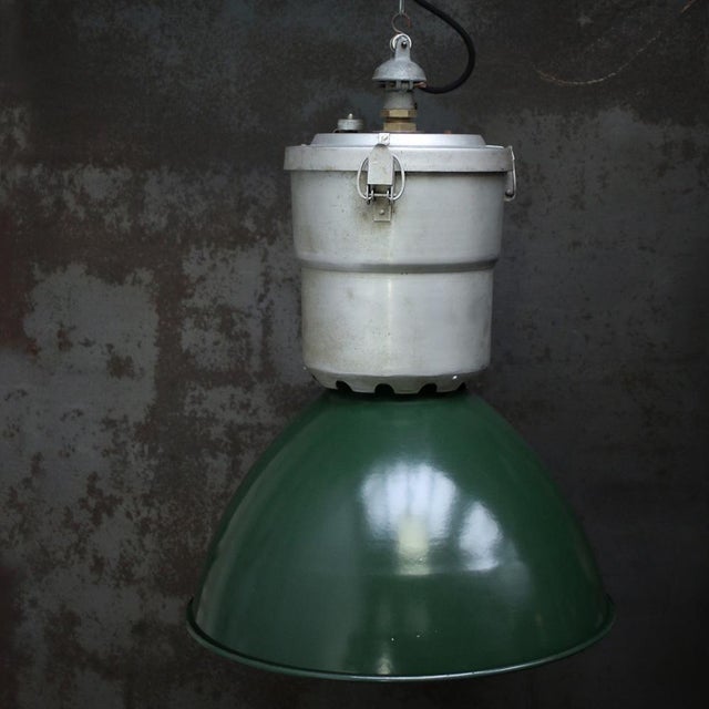 French Factory pendant light Green, thick quality Enamel. Used in warehouses and factories. E27 / E26 Up to 250V...