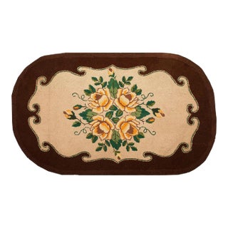 1930s White Floral Folk Art Antique American Hooked Rug 4' 5" X 7' 9" Hand Knotted Wool Carpet For Sale