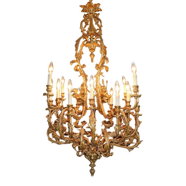Early 20th Century French Rococo Style Gilt Bronze Putti 16 Light Chandelier For Sale
