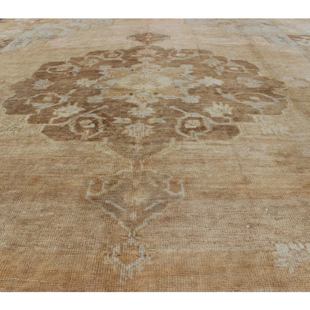 Mid 20th Century Vintage Turkish Kars Rug With Floral Medallion in Camel, Tan, Taupe, Gray, Sand 7′5″ × 10′8″ For Sale - Image 5 of 12