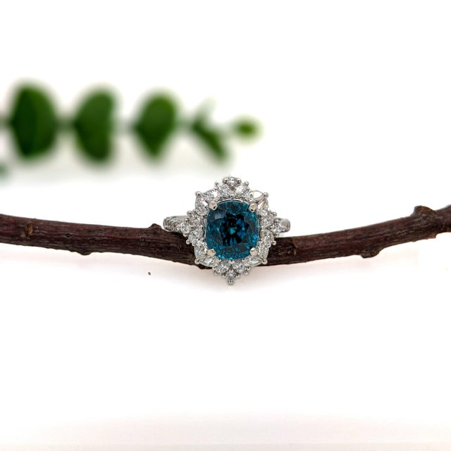 Modern 5.2Ct Blue Zircon Ring With Earth Mined Diamonds: Solid 14k Gold, Cushion Cut, Size 6.75 For Sale - Image 3 of 6