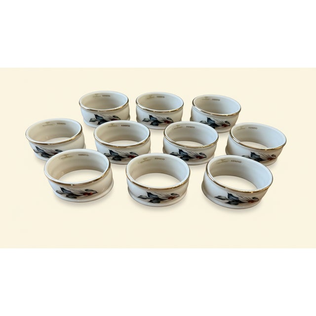 70-Piece Lenox Winter Greetings Holiday China Service – Estate Collection With Serving Pieces – Ivory Porcelain & 24k Gold For Sale - Image 10 of 18