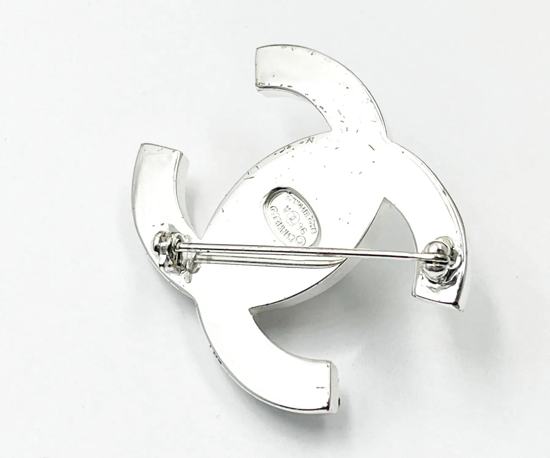 ♡CHANELシャネル　ヴィンテージ　ターンロック　ブローチ・シルバー♡ Vintage Chanel Silver CC Crystal Turnlock Brooch | Chairish