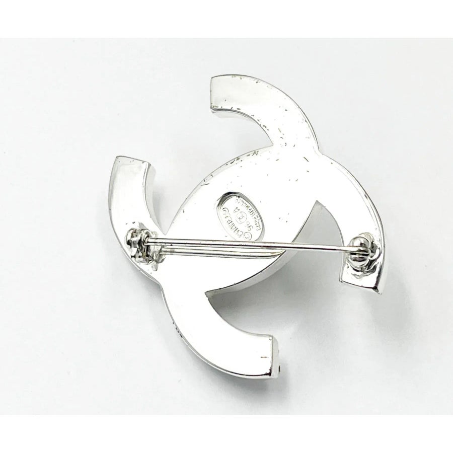♡CHANELシャネル　ヴィンテージ　ターンロック　ブローチ・シルバー♡ Vintage Chanel Silver CC Crystal Turnlock Brooch | Chairish