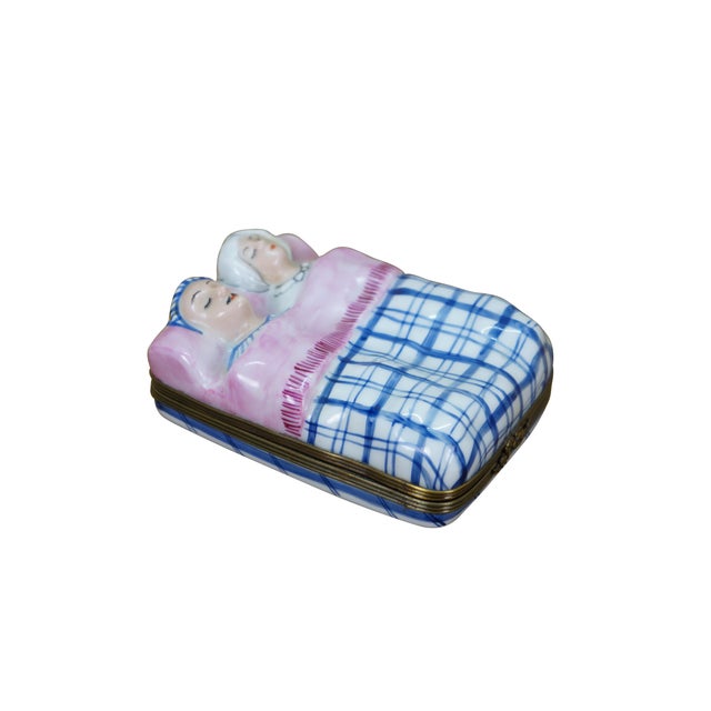 Figurative Late 20th Century Parry Vieille Limoges France Peint Main Marriage Bed Trinket Keepsake Box 4" For Sale - Image 3 of 12