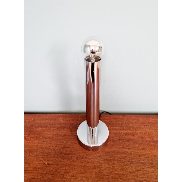 Tubular table lamp in chrome metal, Space Age style, 70s. The lamp has a chrome e27 bulb on the top which will be supplied...