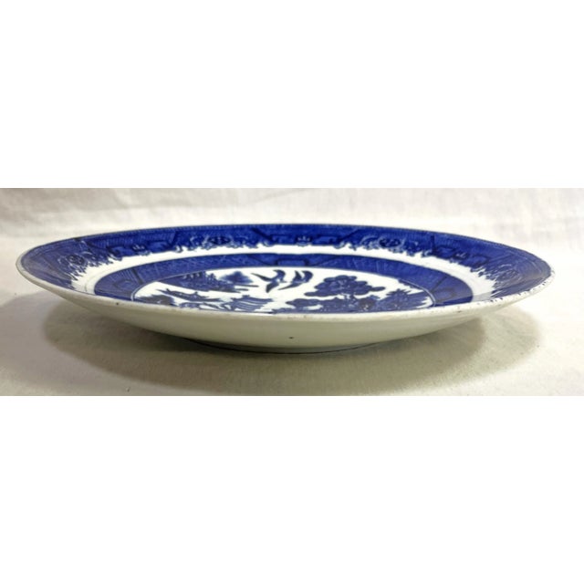 English Early 1900's English Chinoiserie Decorated Willow Pattern Porcelain Plate For Sale - Image 3 of 10