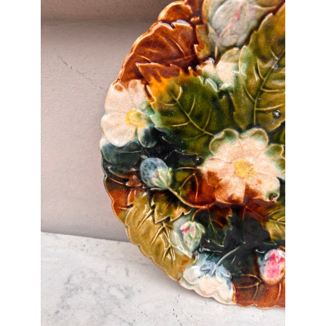 French Country French Majolica Strawberries Plate Orchies, Circa 1890 For Sale - Image 3 of 4