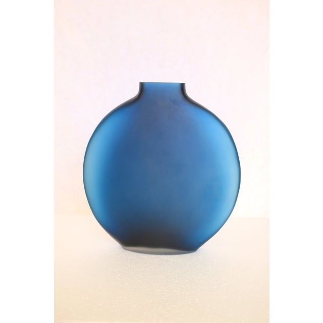 Contemporary Small Blue Round Flat Vase For Sale - Image 3 of 3