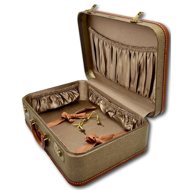 Vintage 1940s Lincoln "Zephyrweight" New York Tweed & Leather Overnight Suitcase in Nice Condition For Sale - Image 13 of 18