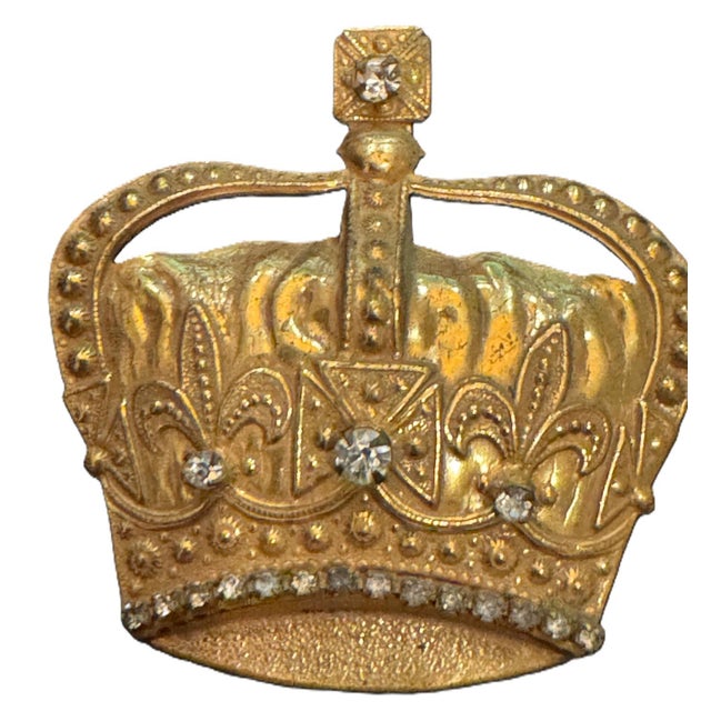 Signed Miriam Haskell Mid-Century Crown Brooch in Gold-Tone With Rhinestones For Sale - Image 4 of 8