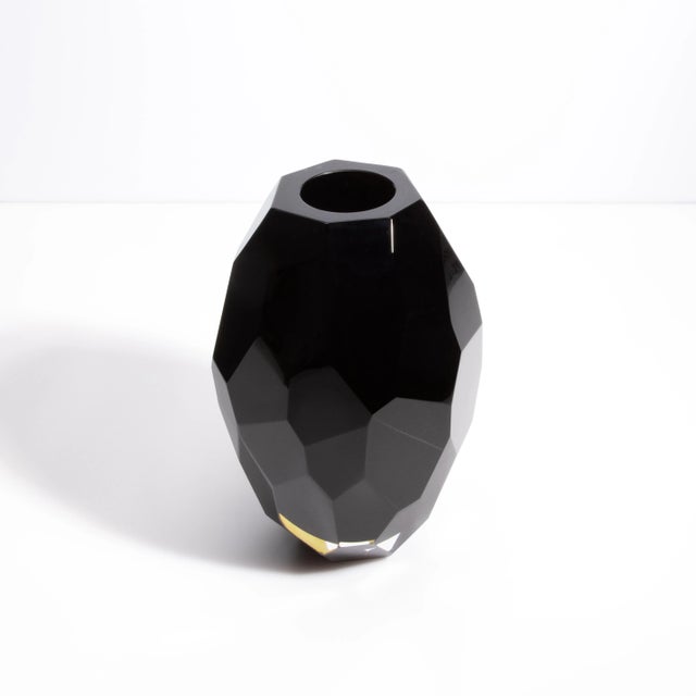 Drawing upon the profound elegance of Italian design, this black facet vase is a masterful creation of Murano artisans....