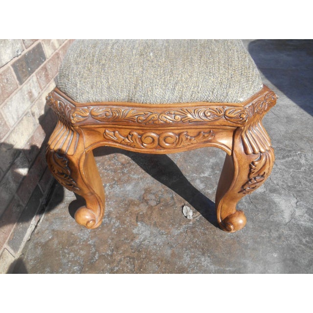 Gorgeous Hand Carved Solid Wood Bedroom / Foyer / Window Bench For Sale - Image 4 of 6