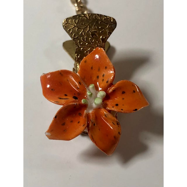 1950s England Enamel Flowers on Chain Scarf Clip / Sweater Guard For Sale - Image 4 of 9
