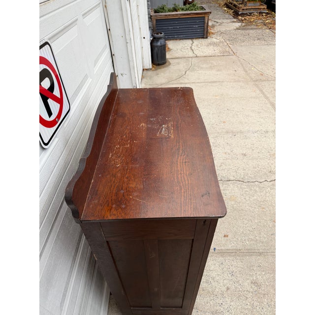 Early 20th Century Antique Oak Arts & Crafts Five-Drawer Tallboy Chest With Scalloped Backsplash For Sale In New York - Image 6 of 12