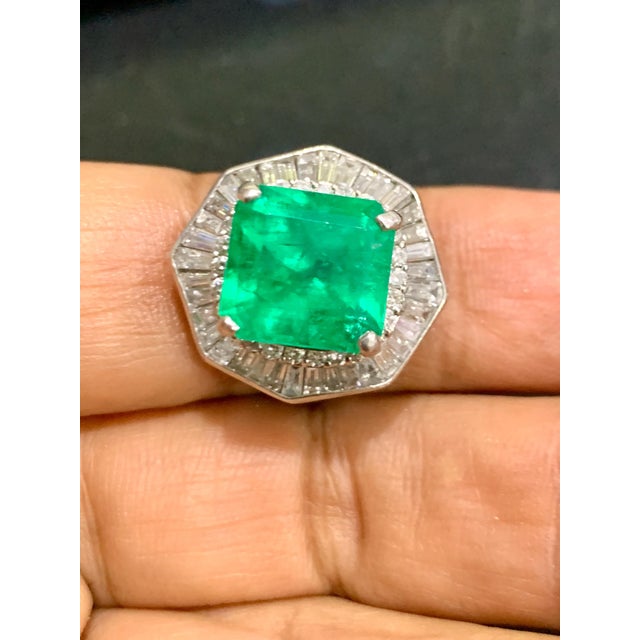Traditional 6.5 Carat Emerald Cut Colombian Emerald and 2.4 Carat Diamond Ring Platinum For Sale - Image 3 of 18