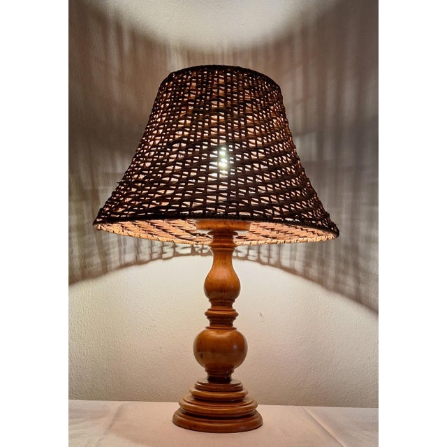 1980s Vintage Table Lamp with Turned Maple Base and Woven Raffia Shade, 1980s For Sale - Image 5 of 7