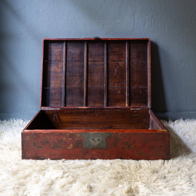 19th Century Qing Dynasty Red Lacquer Elmwood Trunk With Butterfly Lock For Sale - Image 9 of 17