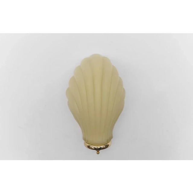 Mid-Century Modern Shell-Shaped Cream Satin Glass Wall Light, Italy, 1960s For Sale - Image 3 of 10
