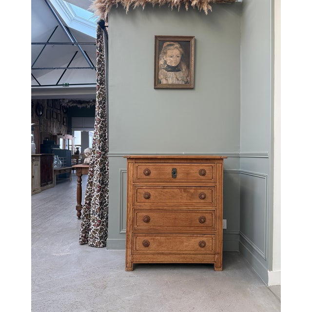 This antique pine chest of drawers captivates with its clean lines and charming patina. Inspired by the louis xvi style,...