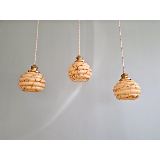 Art Deco Pendant Light in Marbled Opaline and Uranium Glass from Scailmont, Belgium, 1920s-1930s For Sale - Image 4 of 18