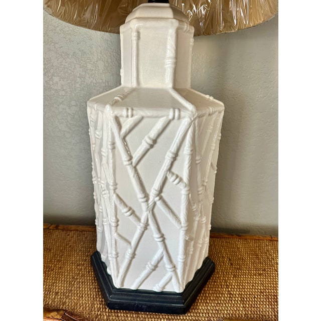 Vintage Hollywood Regency White Ceramic Hexagonal Bamboo Relief Table Lamp For Sale In Palm Springs - Image 6 of 11