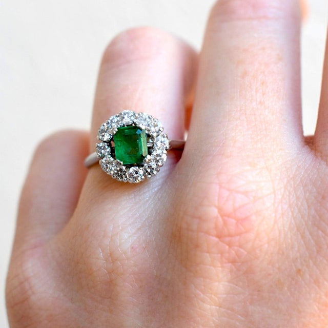 Art Deco Late 20th Century Mellerio Platinum Daisy Ring - 1ct Natural Emerald & Diamonds - Signed, Size 8.5 For Sale - Image 3 of 10