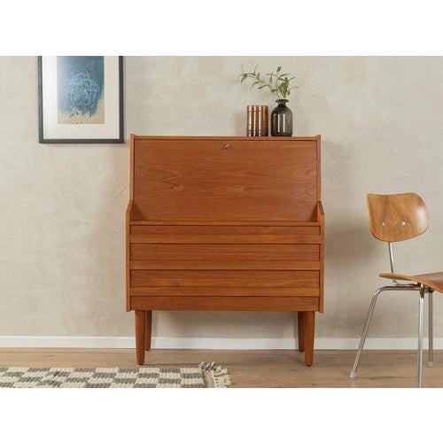 1960s Bureau, Rooval tongue-and-groove solid wood drawersMade in Denmark, Manufacturer: Rooval Working Height: 68.0 cm...