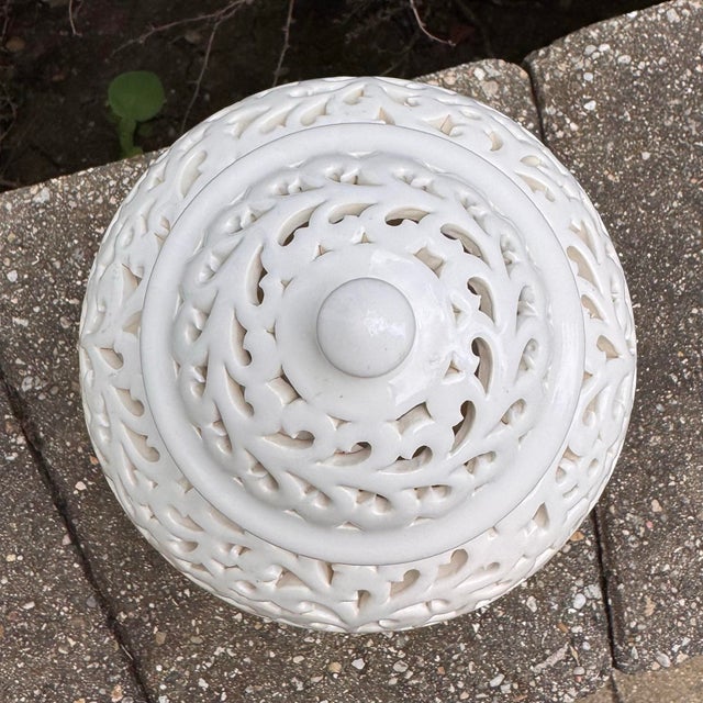 Vintage Mid 20th Century Hollywood Regency Pierced Ceramic Lidded Ginger Jar Table Lamp For Sale In Chicago - Image 6 of 11
