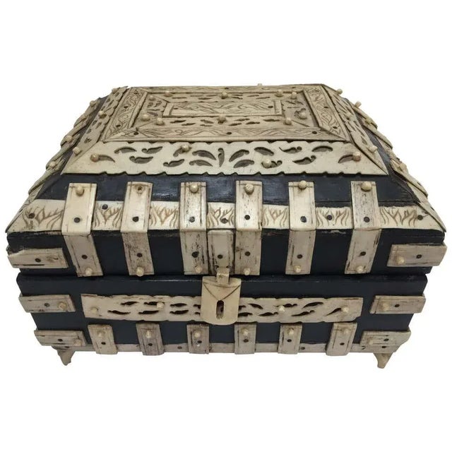 Anglo-Indian Vizagapatam Bombay Mughal Style Footed Box With Bone Overlay For Sale - Image 11 of 11
