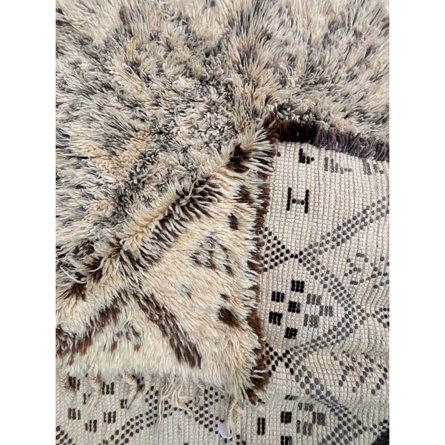 Large Vintage Moroccan Beni Ouarain Marmoucha Rug – Hand Knotted Berber Wool Carpet – Ivory Tribal Atlas Rug For Sale - Image 10 of 12