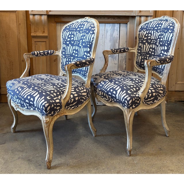 French Pair of Early 19th Century French Bergere Chairs Upholstered in Raoul Textiles Fabric For Sale - Image 3 of 13