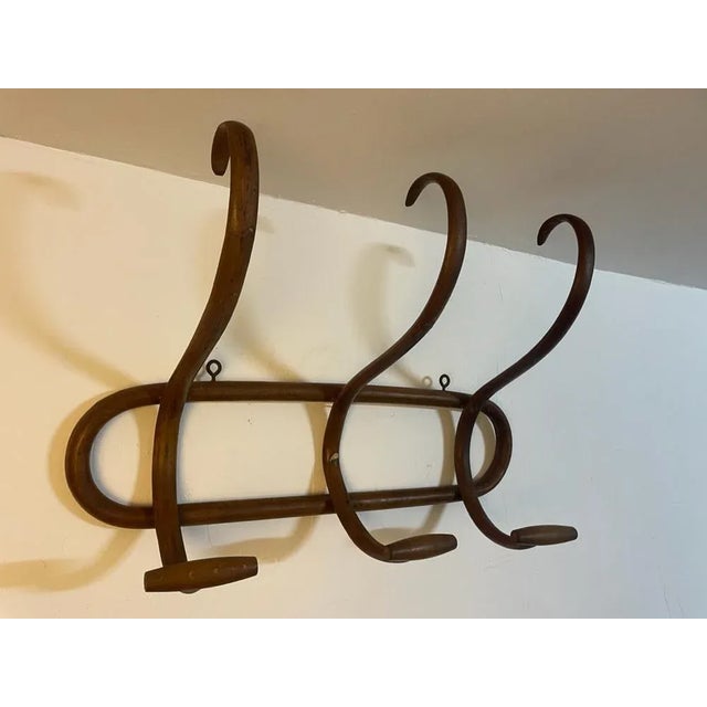 Manteau Thonet 3 S in natural beech wood. Very good general condition. This piece is attributed to the mentioned...