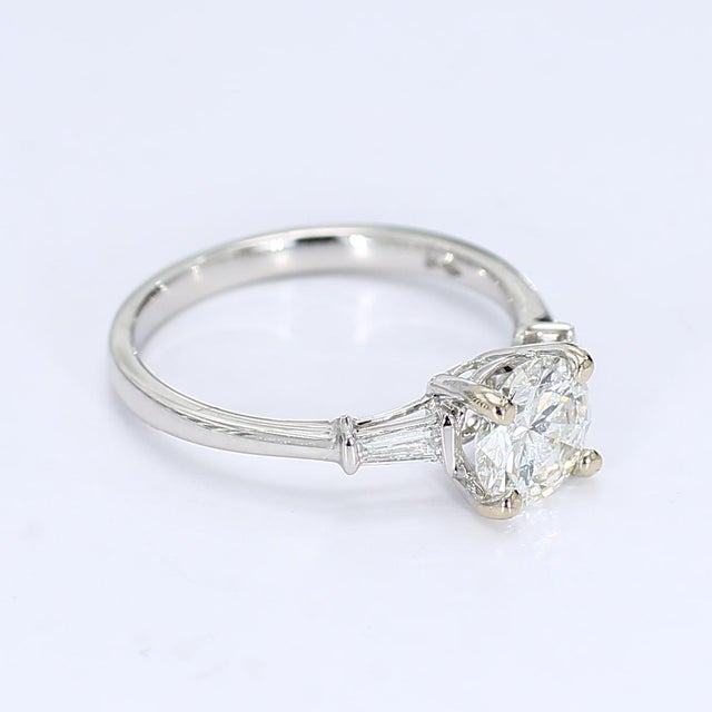Contemporary 18k White Gold Engagement Ring With Round Diamond Center & Accents - Size 6.5 For Sale - Image 3 of 6