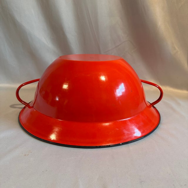 Latge scale orange-red handled enamel bowl perfect for farmhouse decor. This 1940's era bowl is 18.5" D plus 25" handles x...
