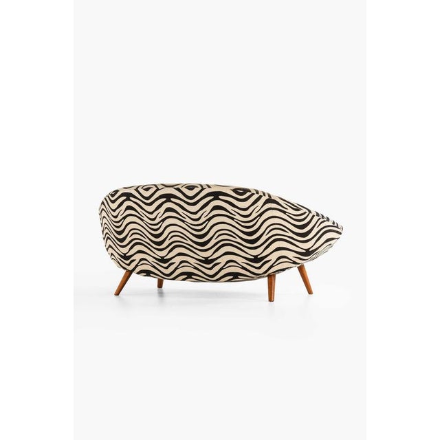 This very rare sofa, designed by folke jansson and produced in sweden, exemplifies the sculptural innovation and bold...
