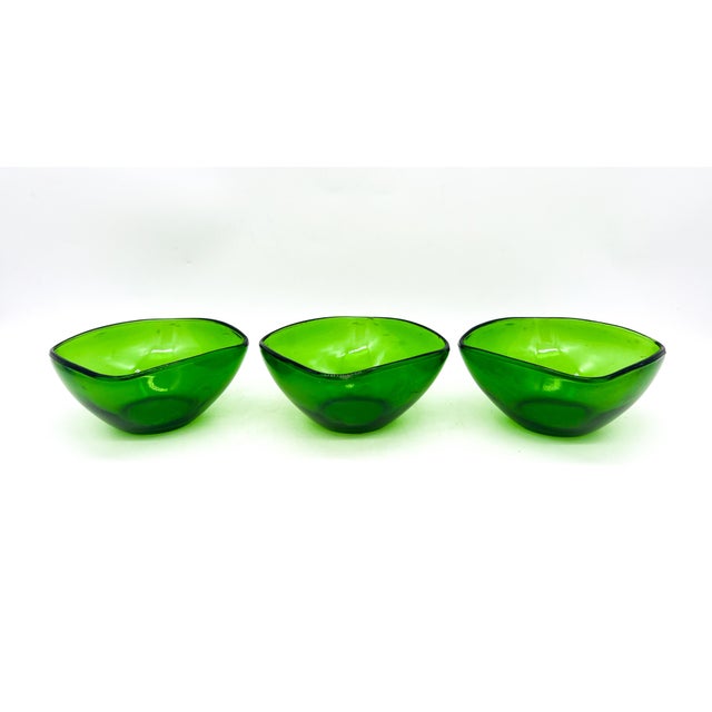 French Vereco Mid-Century Modern Emerald Green Glass Bowls – Set of 4 - French Modern, Minimalist For Sale In Houston - Image 6 of 17