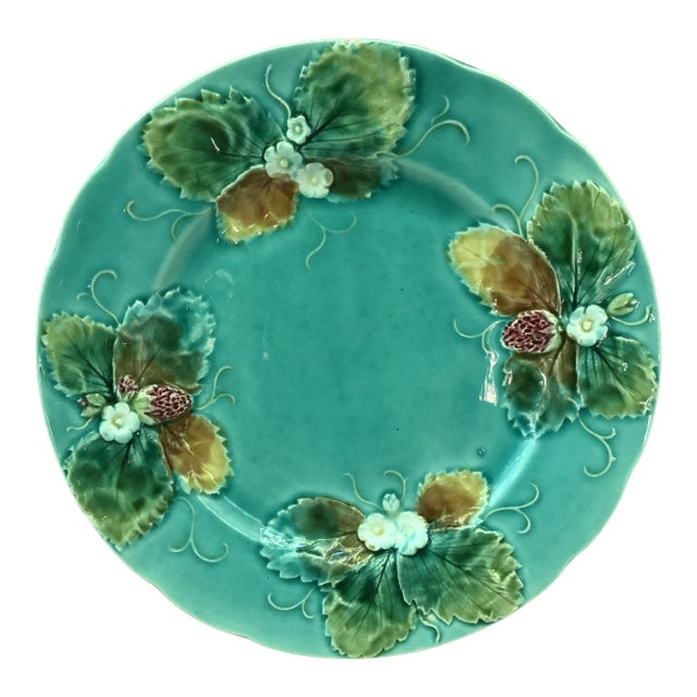 French Majolica Strawberries Plate Luneville, Circa 1880 For Sale