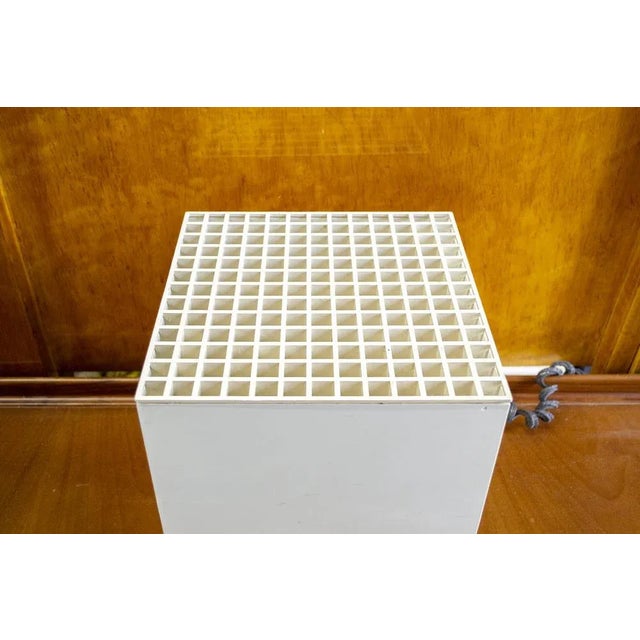 Minimal table lamp in white acrylic. Cube Light model Designer Studio Opi Cini & Nils manufacturer 1970 This piece has an...